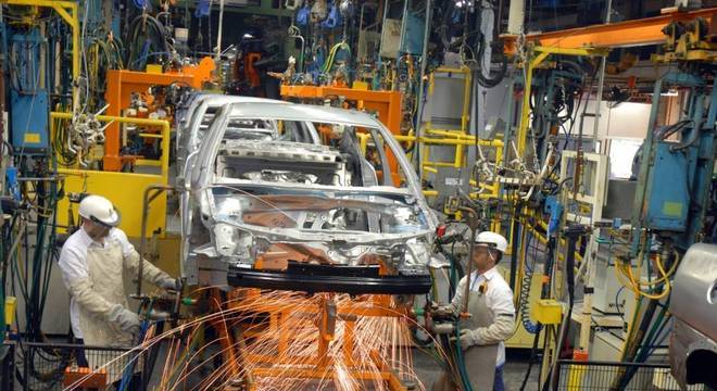 Produção nacional de automóveis tem queda de 21,8% em março