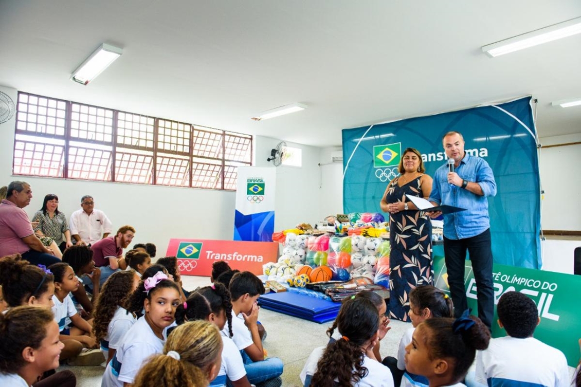 COB doa máscaras e cestas básicas a funcionários, professores e alunos de quatro Escolas Municipais Olímpicas