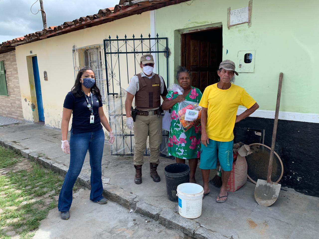 Polícia Militar distribui cestas básicas para famílias carentes em Itapetinga