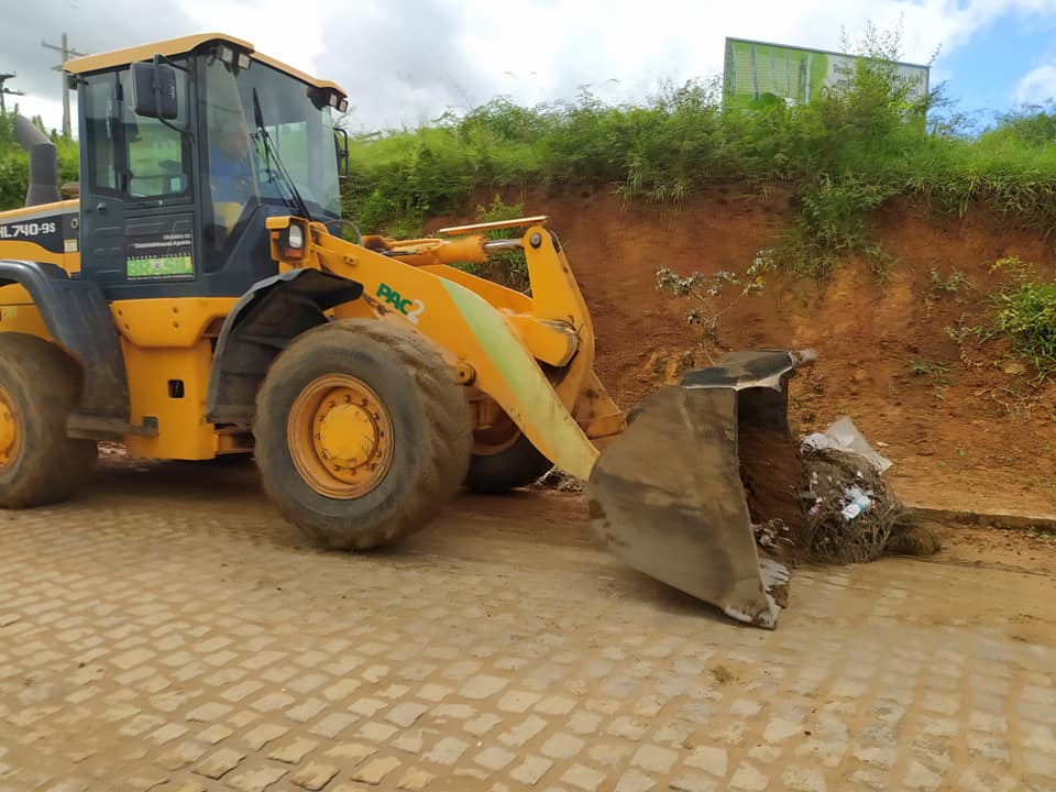 Iguaí: Prefeitura realiza limpeza de vias e a retirada de entulhos