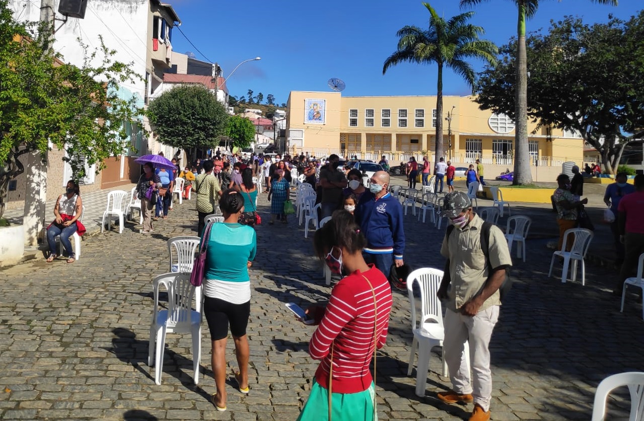 Iguaí: Fim do lockdown forma grandes filas no comércio, agências bancarias e lotérica