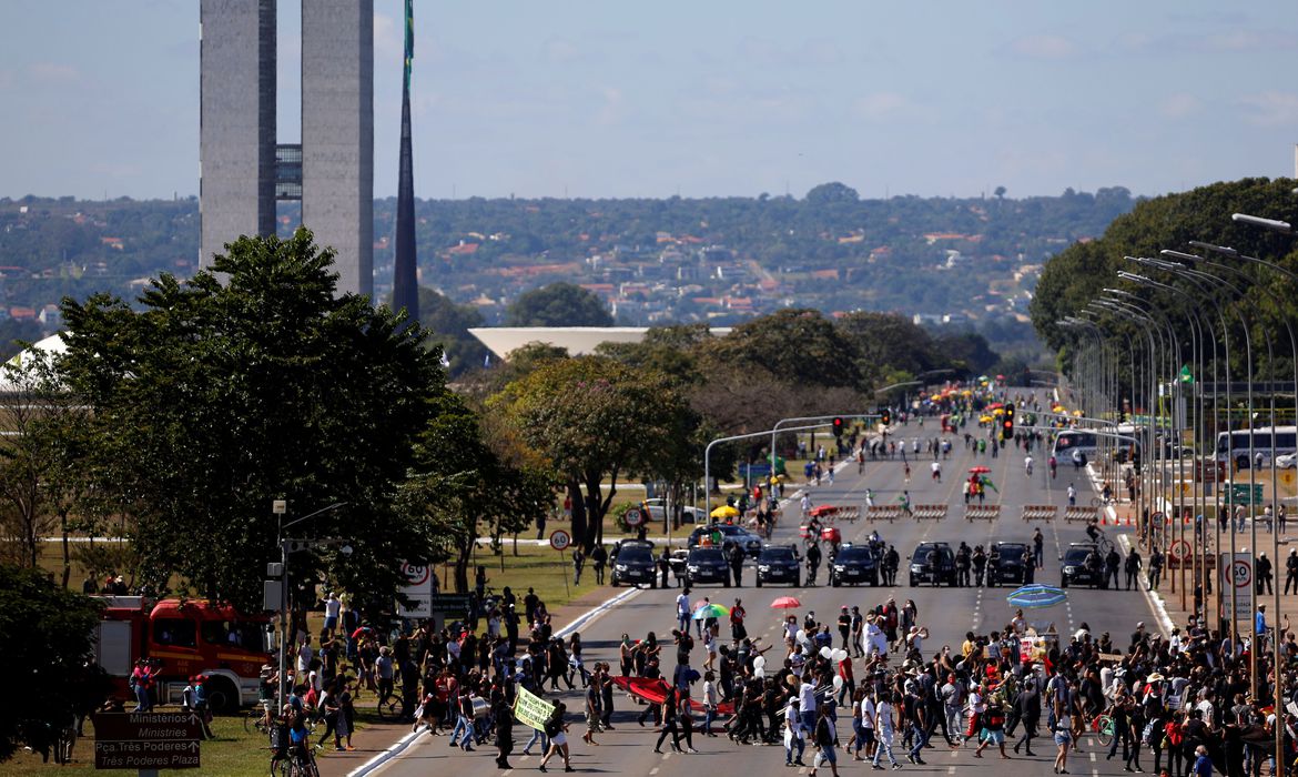 Manifestações pró e contra governo foram registradas no domingo