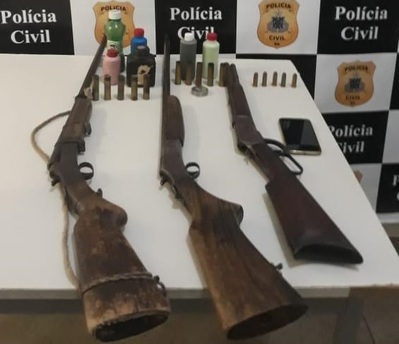 Polícia apreende armas e realiza prisões durante operação