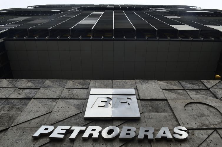 Petrobras aprova nova política de preços de combustíveis 