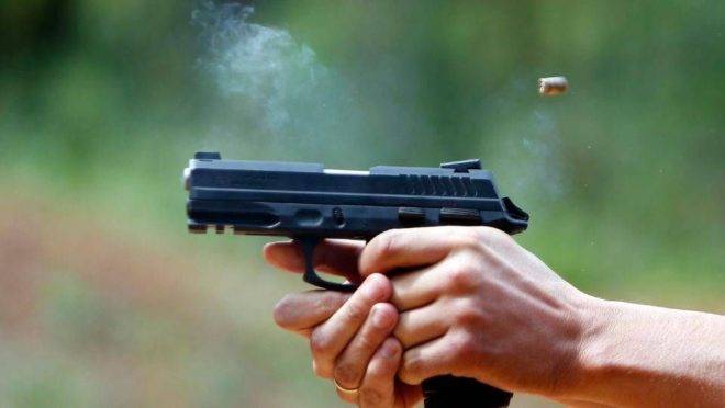 Uso de arma de fogo em feminicídios cresce no Brasil e chega a 35% em pesquisa feita na BA