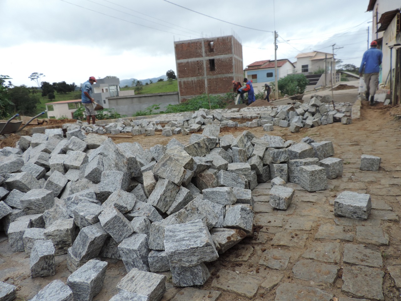 Iguaí: Prefeitura  finaliza calçamento da rua das Olarias