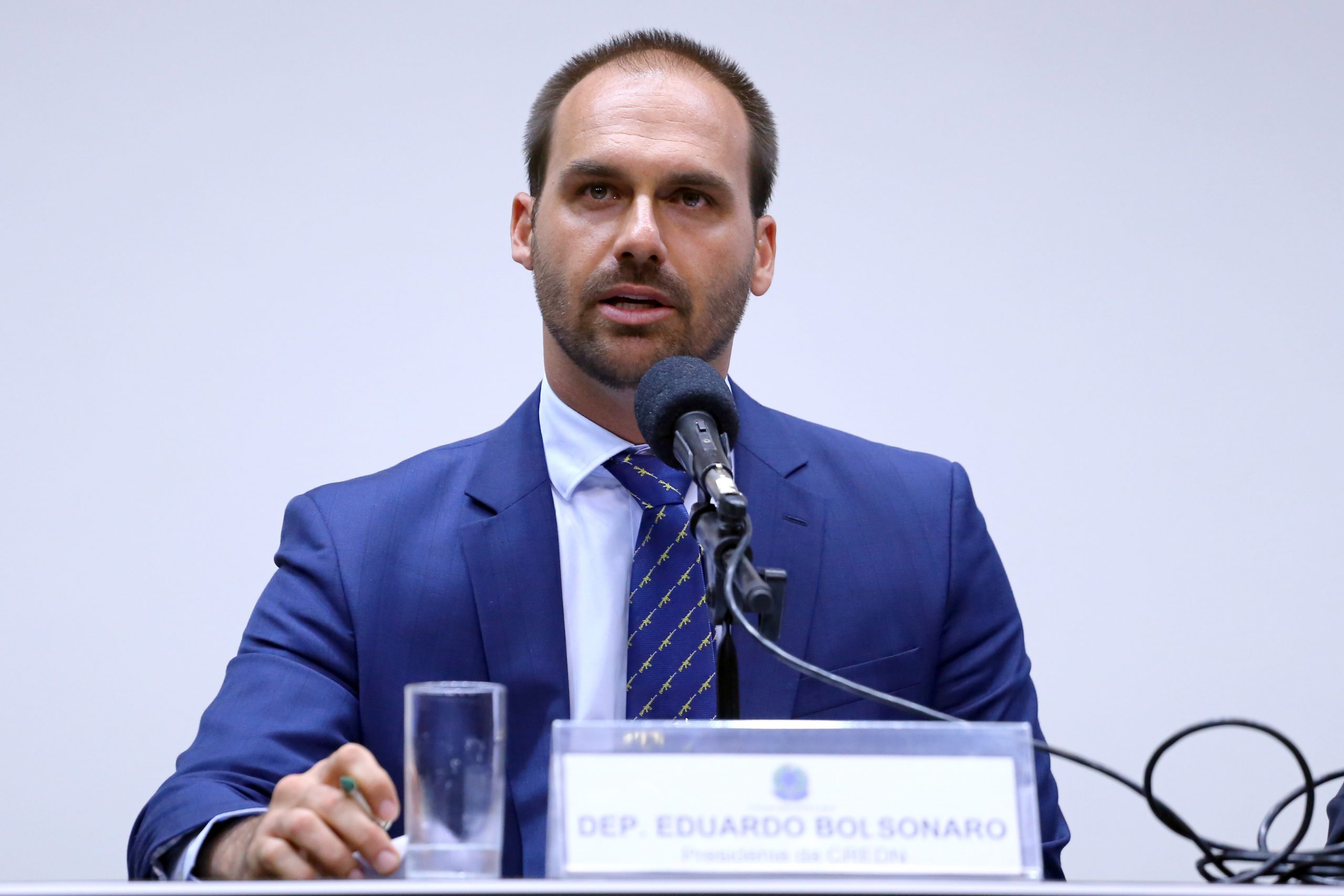 Eduardo Bolsonaro apresenta PL sobre castração química de estupradores