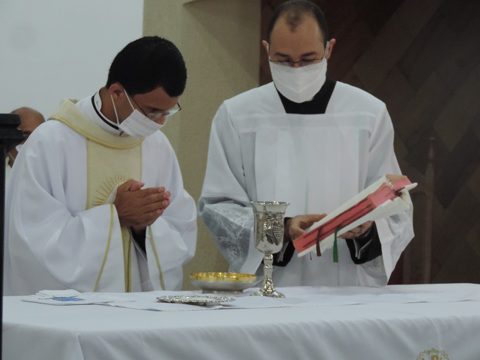 Padre Wagner Chaves celebra primeira missa em Iguaí