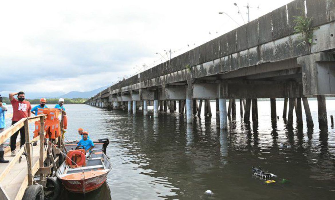 Bolsonaro visita ponte em São Vicente recuperada com recursos federais