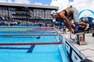 Natação retoma competições com evento em Recife