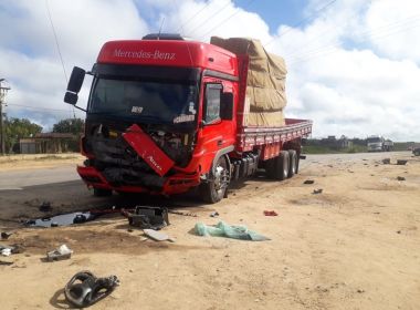 Quatro pessoas morrem em batida de carro com caminhão