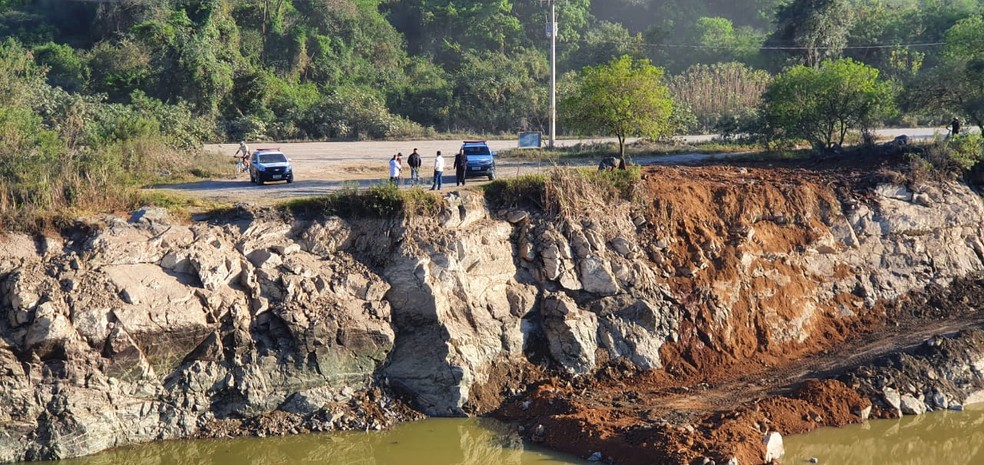 Polícia Civil começa a retirar carros de lago em antiga pedreira de Salto de Pirapora