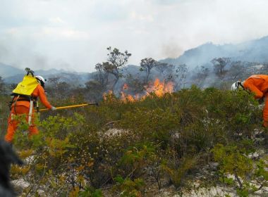 Bombeiros decretam extinção de incêndio em Barra; chamas na Chapada estão controladas