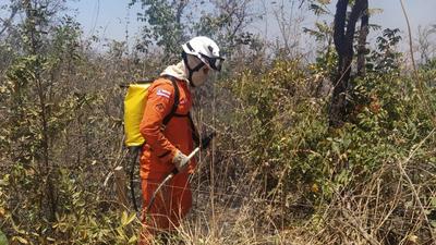 Bombeiros atuam em quatro regiões atingidas por incêndios