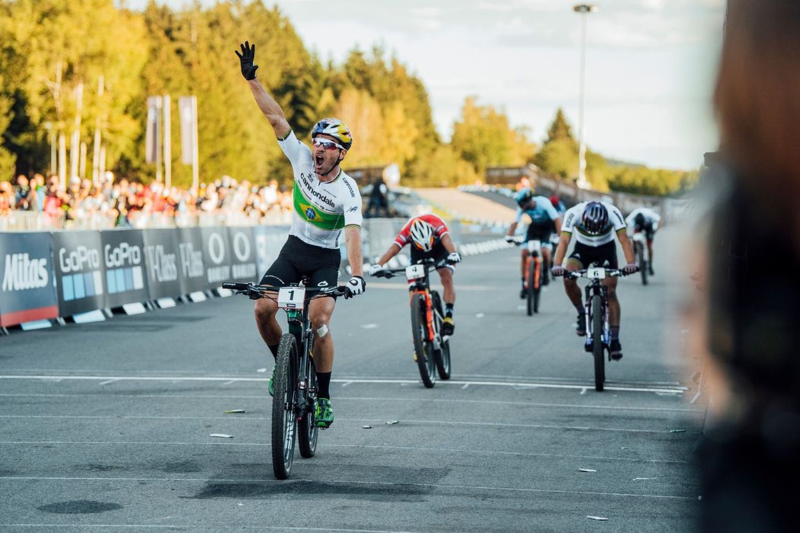 Em performance histórica, Henrique Avancini vence etapa da Copa do Mundo de Mountain Bike