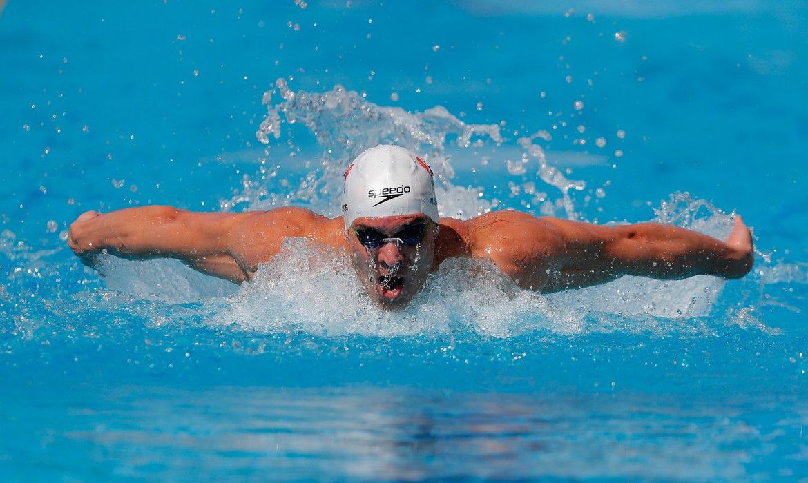 Nicholas Santos vence 50 borboleta e fica perto do recorde mundial