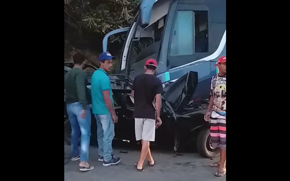 Quatro ocupantes de carro morrem após batida com ônibus em rodovia do sudoeste da Bahia