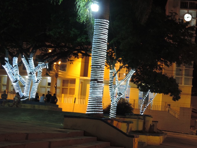 Iguaí: Praça Manoel Novaes ganha decoração natalina