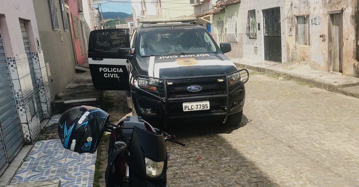 POLÍCIA CIVIL CUMPRE PRISÃO DE AUTORES DE ASSALTO A BANCO EM MAIQUINIQUE