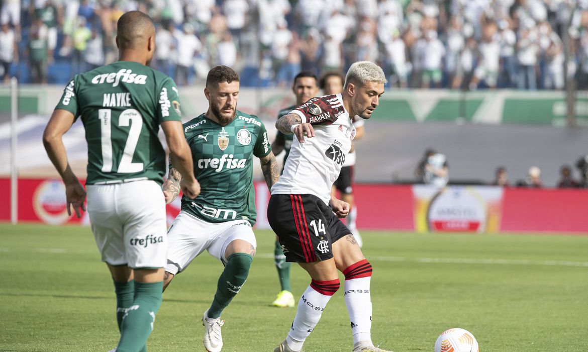 Brasileiro: Flamengo e Palmeiras medem forças no Maracanã