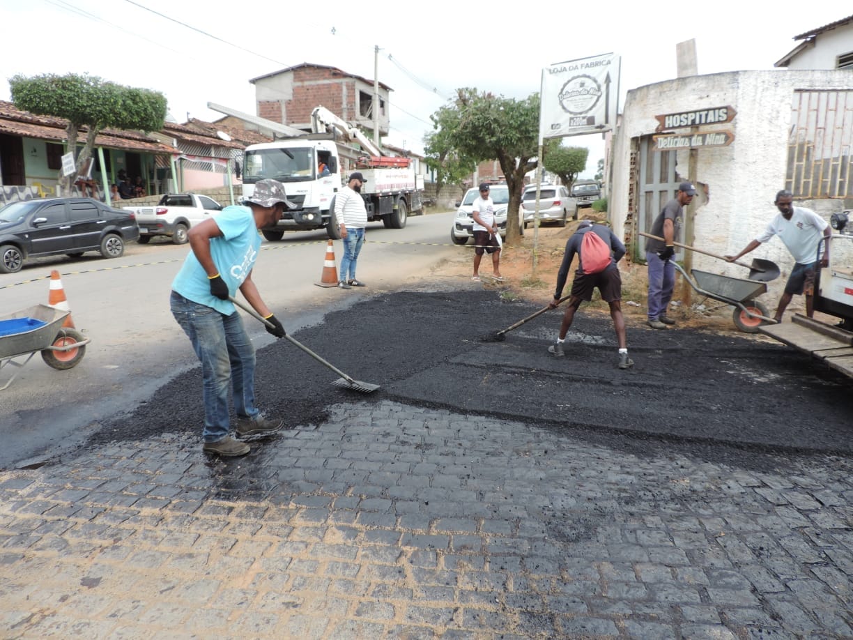 Asfaltamento de Iguaí é iniciado e o prefeito comemora