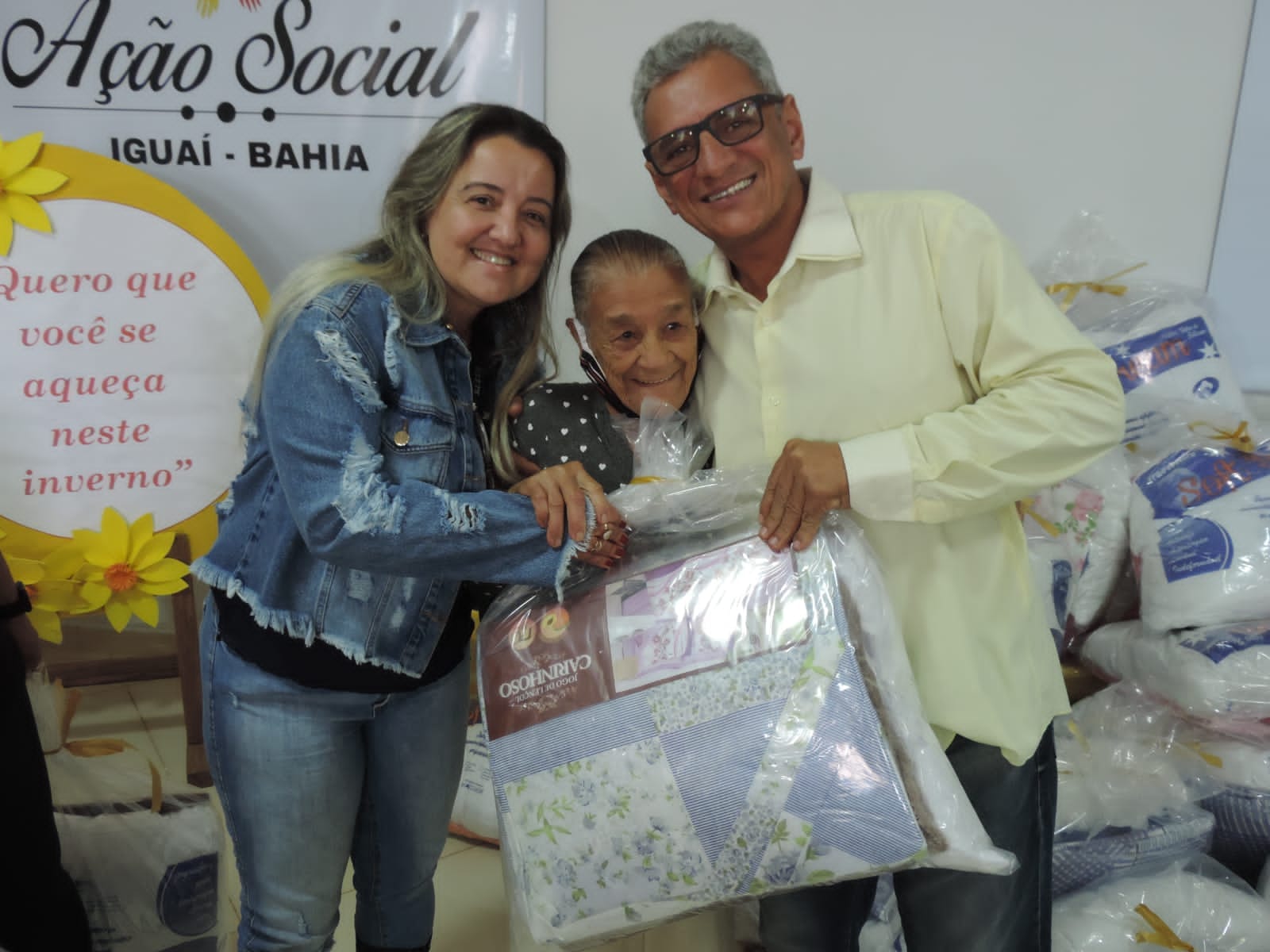 Iguaí: Ação Social entrega kits de inverno para o Grupo da Alegria Idosos