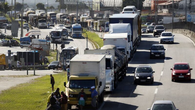 Caminhoneiros e taxistas recebem auxílio nesta terça