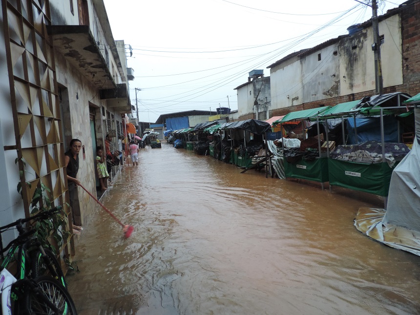 Iguaí: Forte chuva alaga ruas da cidade nesta quinta