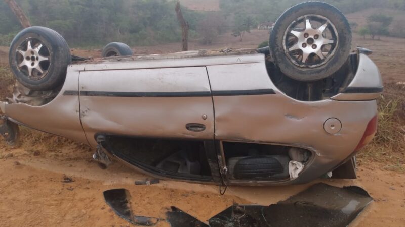 Iguaí: Carro capota e deixa pessoas feridas em estrada da zona rural