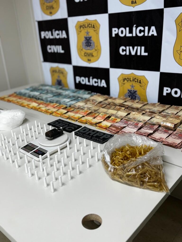 Ação da Polícia Civil em Tancredo Neves apreende R$ 180 mil e um quilo de cocaína