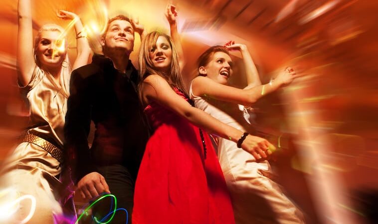 Como fazer uma balada em casa inesquecível: Dicas para animar sua noite