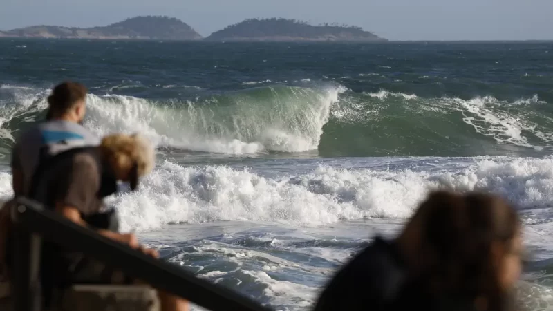 Corpo de adolescente que desapareceu com namorada no mar é encontrado