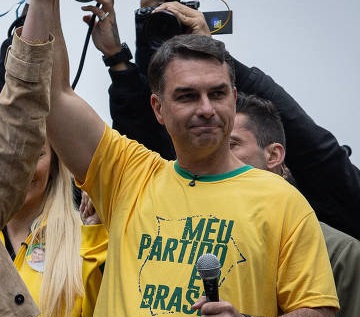 Democracia sob questionamento: apreensão de passaportes após derrota eleitoral levanta debate sobre garantias políticas
